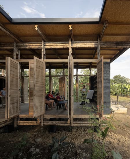 https://www.archdaily.com/1031042/la-panificadora-centro-desarrollo-y-de-produccion-rural-natura-futura